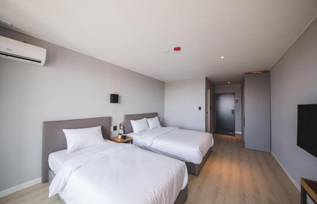Sallys Jeju Hotel Exterior photo